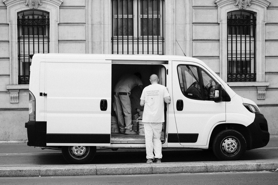 Chargement d'un utilitaire devant un local commercial